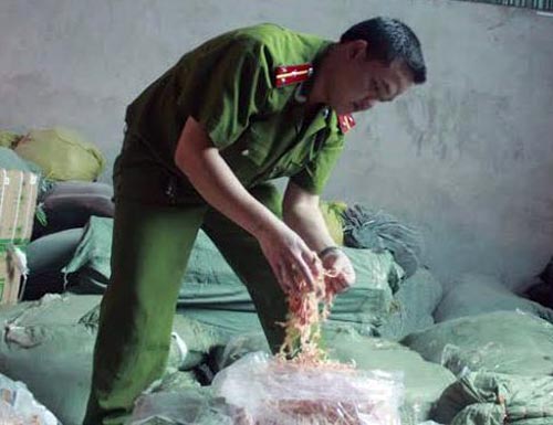 Phát hiện gần 2 tấn mực nghi làm từ cao su - 1
